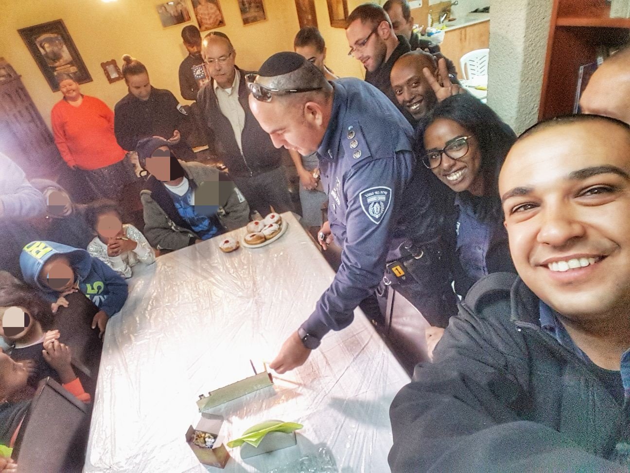 מתנדבים משנה שעברה בהדלקת נרות אצל קשיש---קרדיט בית מוריה