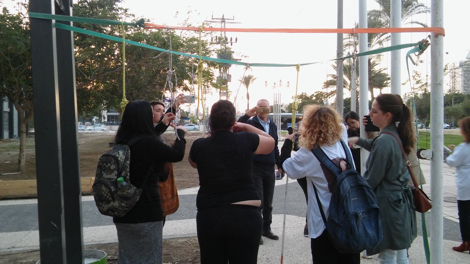 גוזרות חבלי תלייה