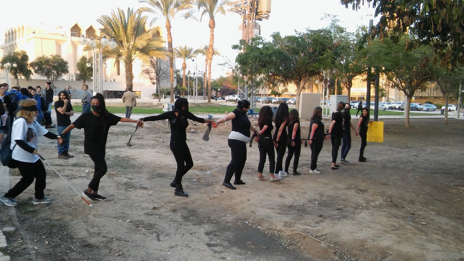 צועדות ביחד