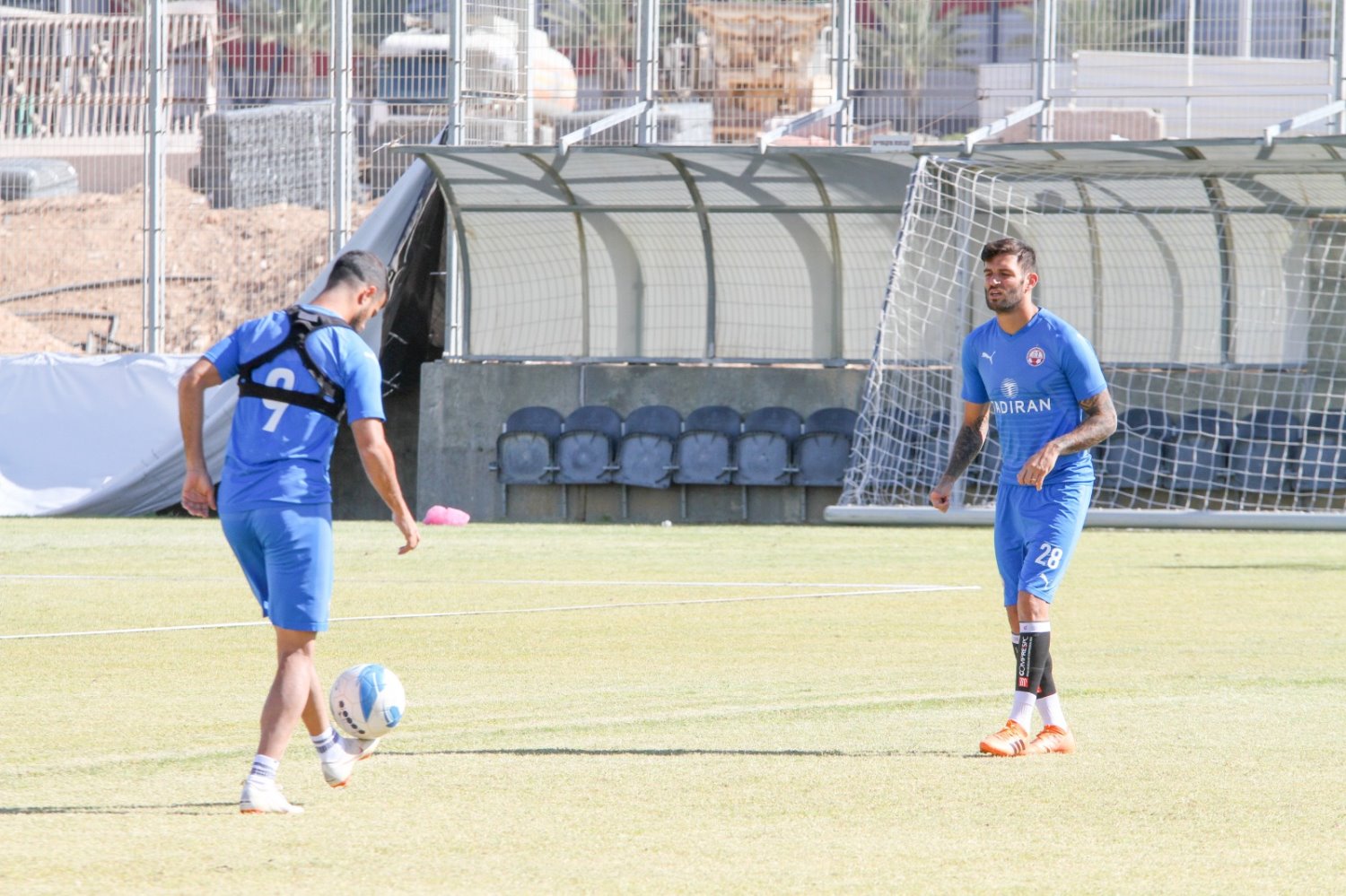 מי יהיה בהרכב ומי על הספסל? צילום: זאב דיקמן