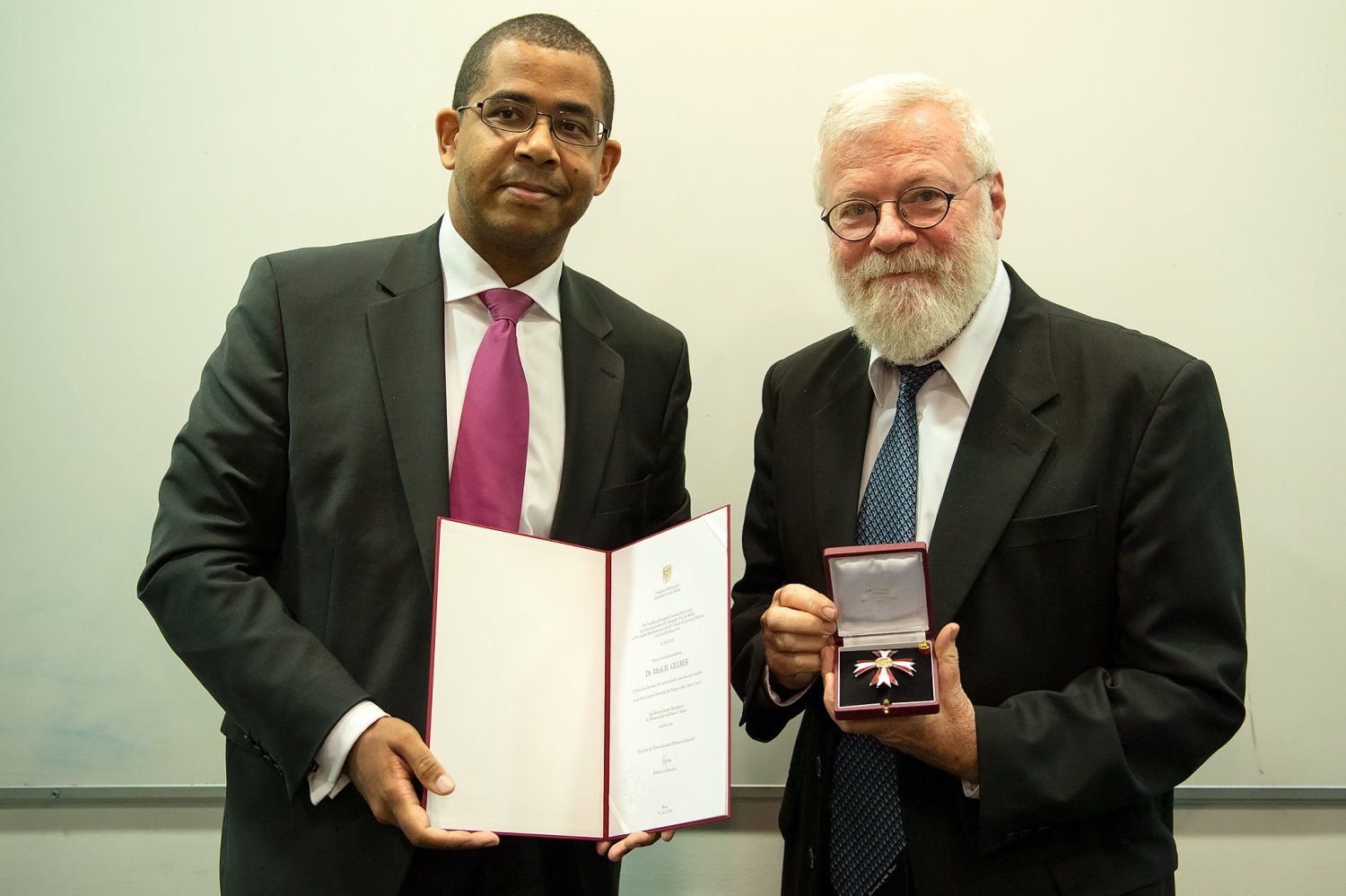 פרופ' מרק גלבר מקבל את צלב הכבוד האוסטרי למדע ואמנות ואת ספר היובל | צילום: דני מכליס