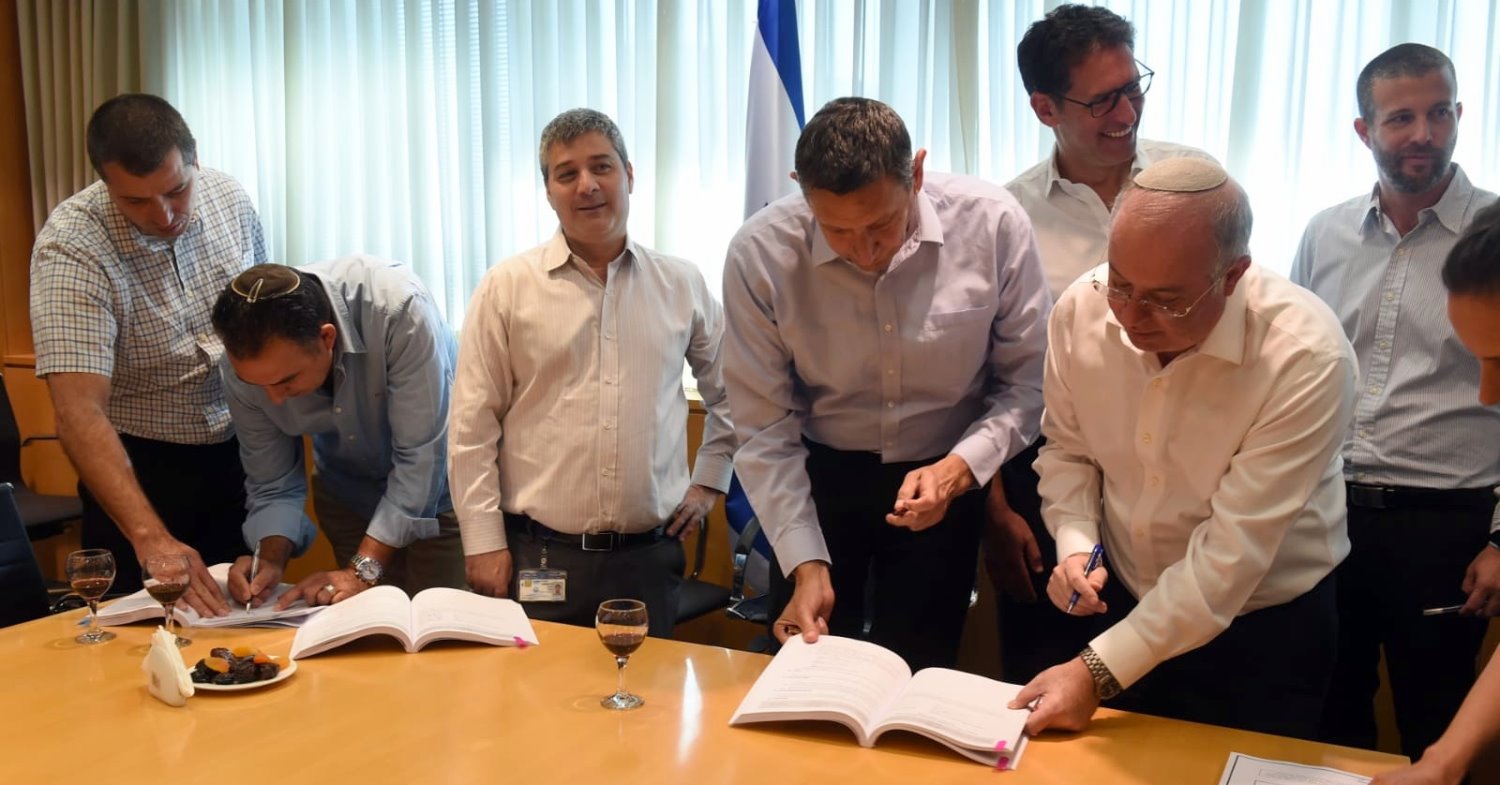 מעמד החתימה. צילום באדיבות משרד הביטחון