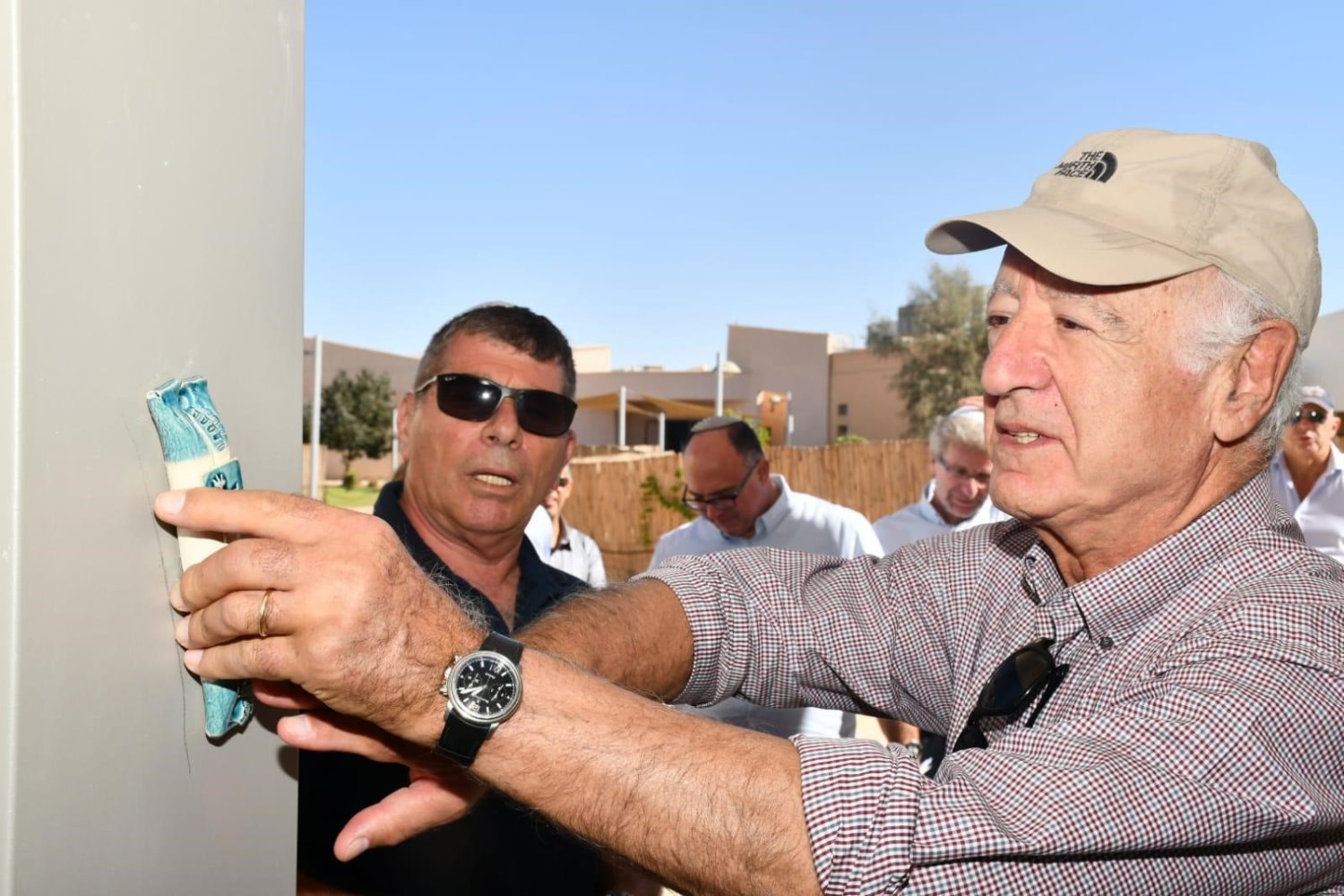 הובר לאוון וגבי אשכנזי גובעים מזוזה במבנה החדש שחנכו ברוח מדבר. צילום מלכי הכט