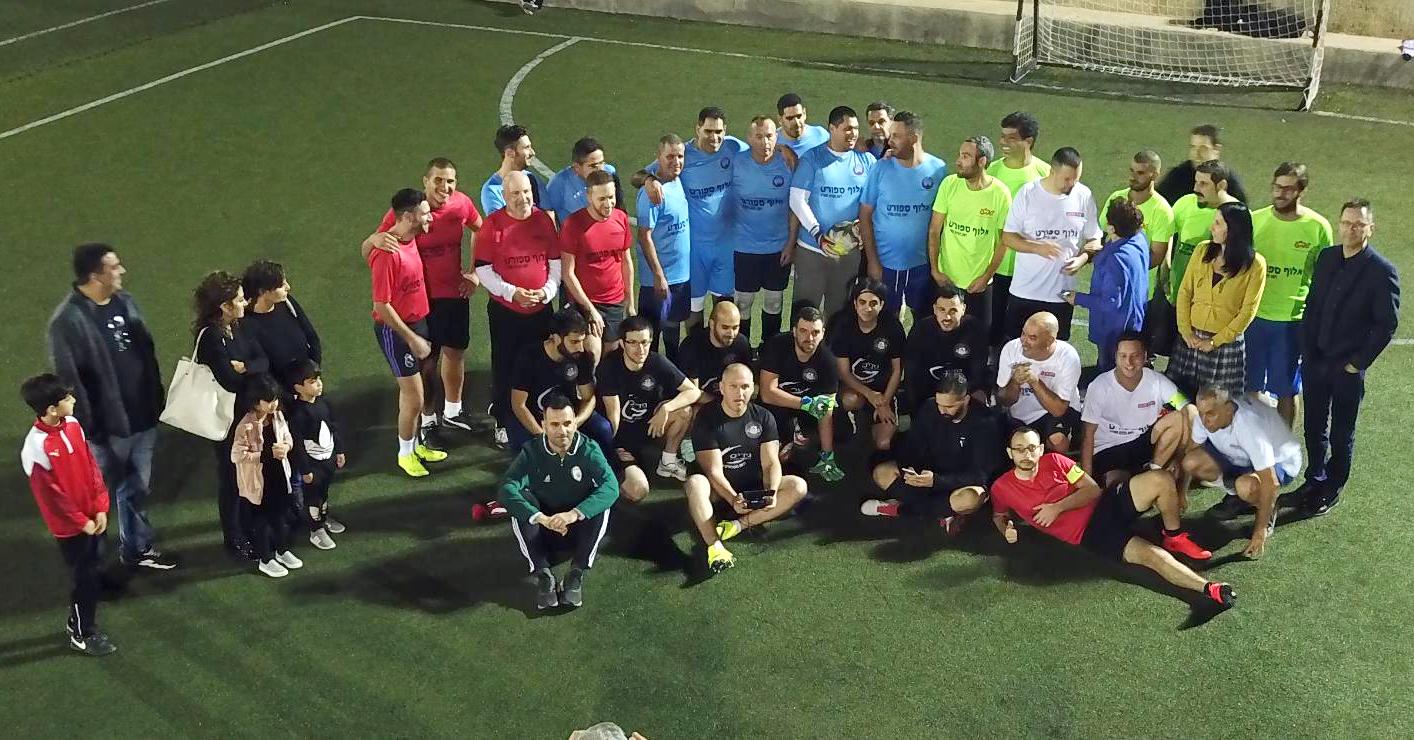 משתתפי הטורניר יחד עם משפחת רפפורט. צילום: זאב דיקמן