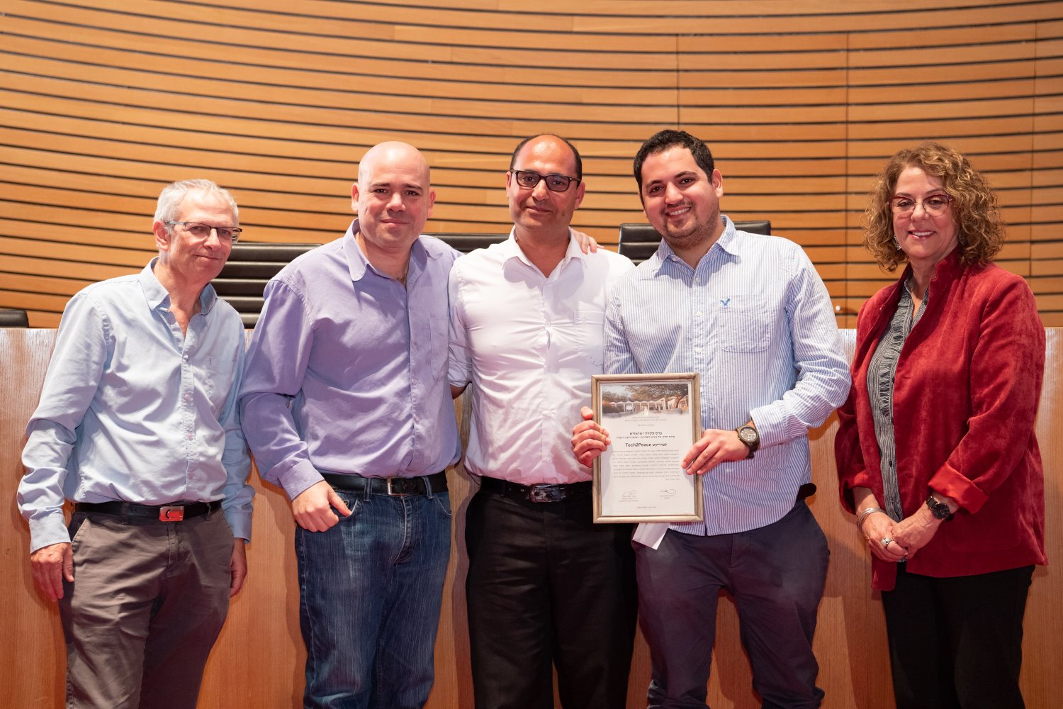 נשיאת האוניברסיטה, פרופ' רבקה כרמי ויו"ר חבר השופטים, פרופ' יבחר גנאור מעניקים את הפרס לחברי ארגון Tech2Peace. צילום: דני מכליס, אוניברסיטת בן גוריון בנגב