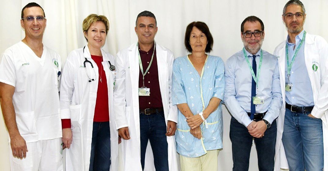 בתמונה המצ"ב (מימין לשמאל): ד"ר עוז יקיר, מומחה בכירורגיה והשתלות, ד"ר בוריס רוגצ'וב, מומחה בנפרולוגיה, מרינה ניימרק המושתלת, ד"ר עבד אבו גנים, מומחה בכירורגיה והשתלות, ד"ר אלבירה רומניוק, מומחית בנפרולוגיה וולדימיר ורנובסקי, ס. אחות אחראית במחלקה הנפרולוגית בסורוקה. צילום: רחל דוד, סורוקה