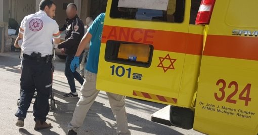 אמבולנס מחוץ לסורוקה. פינוי פצועים מתאונת דרכים. צילום: דוברות מד"א