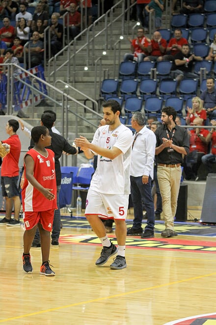 כהן על המגרש אך לא משחק. צילום: זאב דיקמן