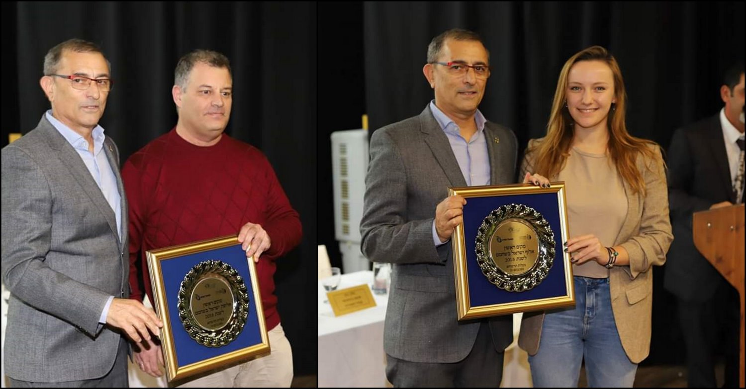 רבת אמן יוליה שוויגר  ורב אמן אלון גרינפלד - באר שבע מקבלים את תעודת הזכיה. צילום: יחסי ציבור