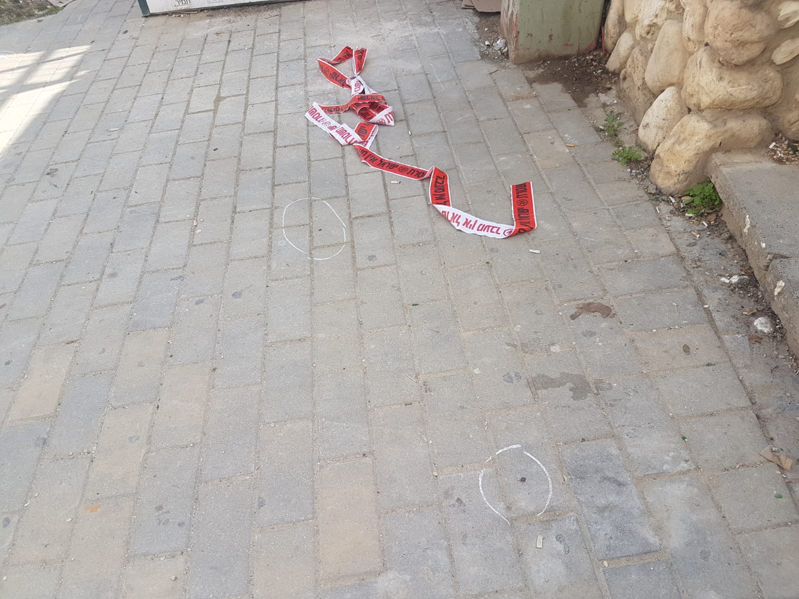 טיפות הדם של המנוח. צילום: אביחי מרציאנו