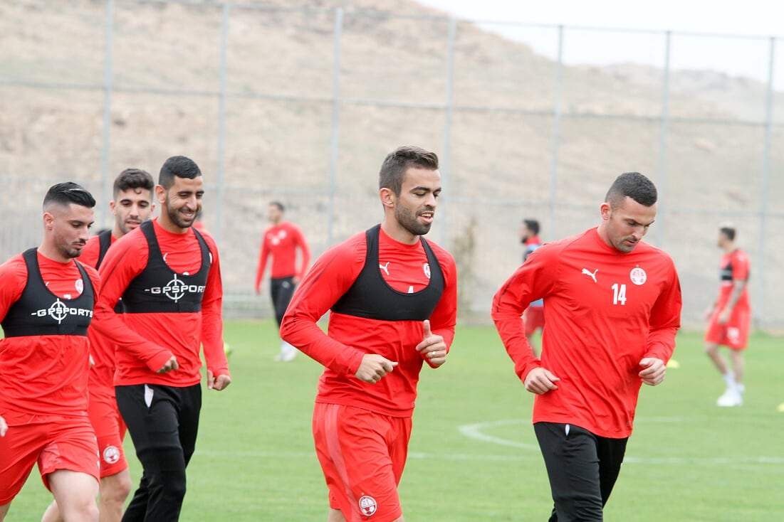 רשאי לשחק, אך ככל הנראה לא יכלל מחר בסגל. צילום: זאב דיקמן