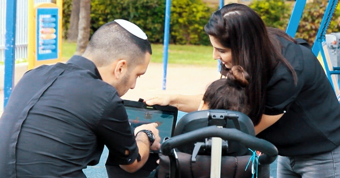 אושרת ומאור מסבירים לחיה על המערכת. קרדיט יוסי בראומן