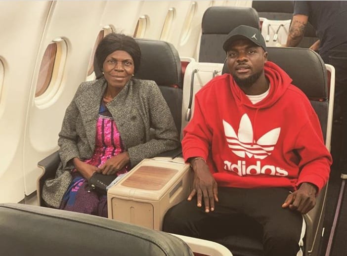 ג'ון אוגו ואמו בדרך לישראל. צילום: אינסטגרם