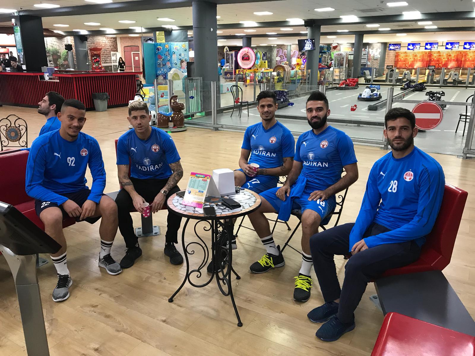 חנן ממן, מיכאל אוחנה, מתן אוחיון, מאור מליקסון וגל נבון משחקים באולינג. צילום: יחצ