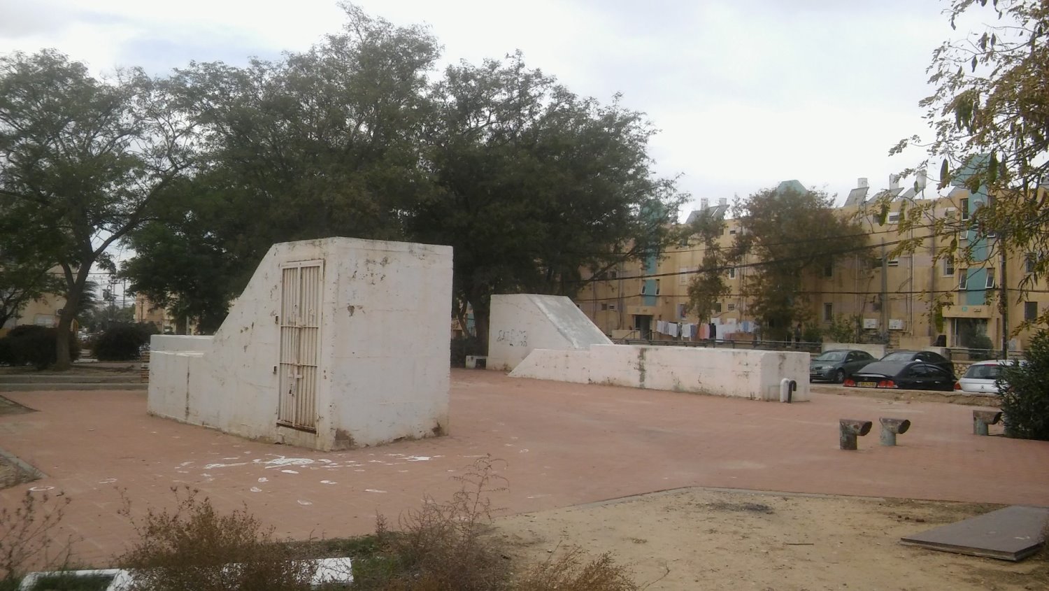 הדלת האחורית שנפרצה, שכנים רבים מקיפים את המחסן 