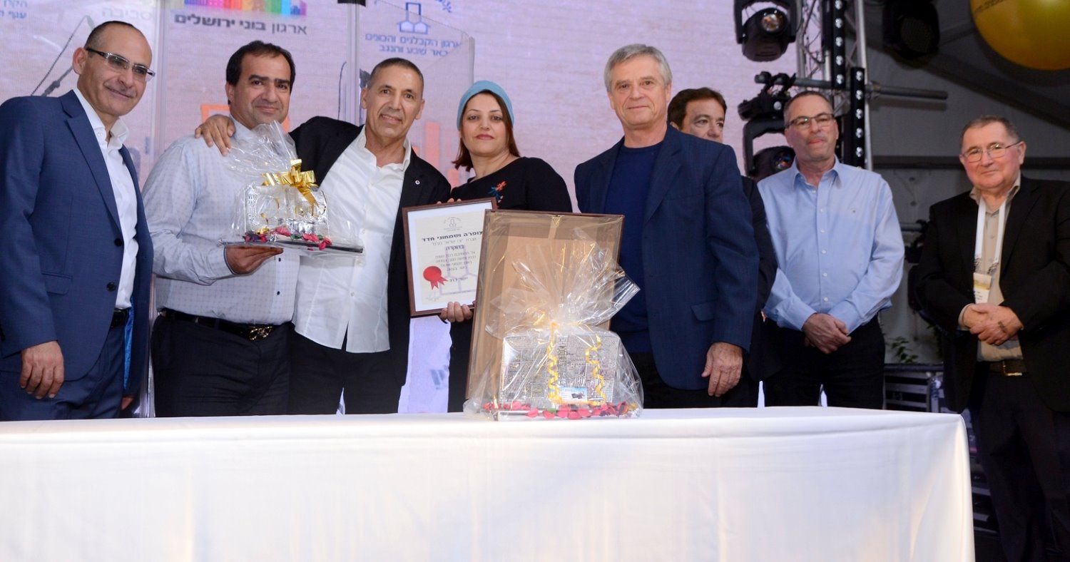  מימין לשמאל: יוסי שכטר, מנכ"ל ארגון הקבלנים ירושלים, רוני בריק – נשיא האחדות בוני הארץ, צביקה ליבנה – מנכ"ל ארגון הקבלנים ב"ש , עפרה חדד סמנכ"לית חברת יורו ישראל, אלי אביסרור- יו"ר ארגון הקבלנים, שמחוני חדד – מנכ"ל חברת יורו ישראל, אילן גורדו – גזבר התאחדות בוני הארץ