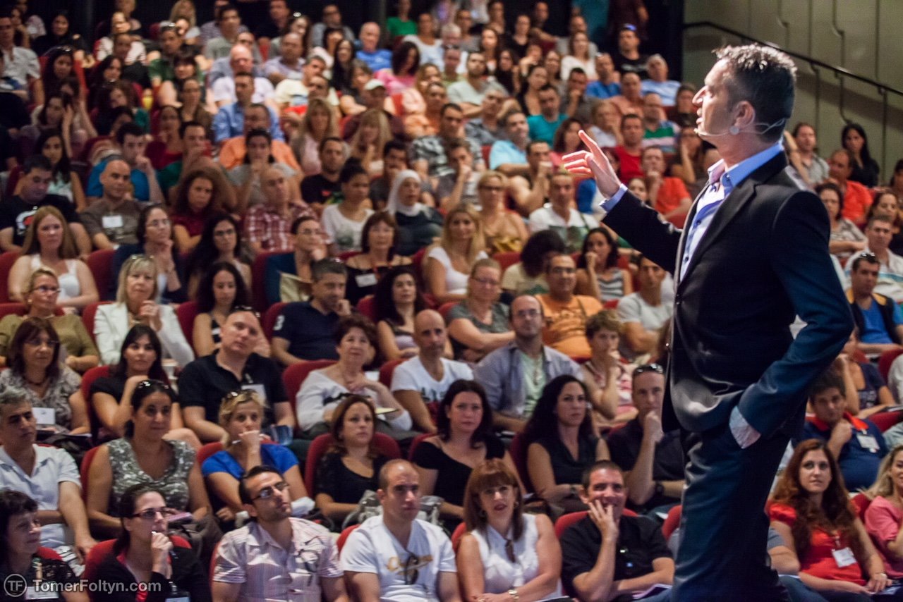 צילום תומר פולטין. אלון מול קהל באחת מהרצאותיו