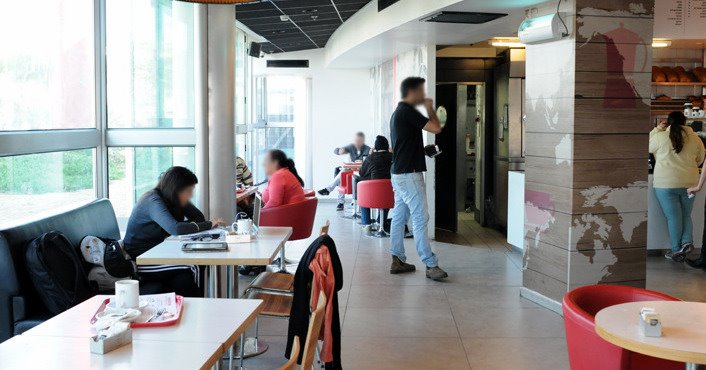 איים על עובדי המקום, זרק כיסא וכוס לעבר העובדים. צילום אתר ארומה