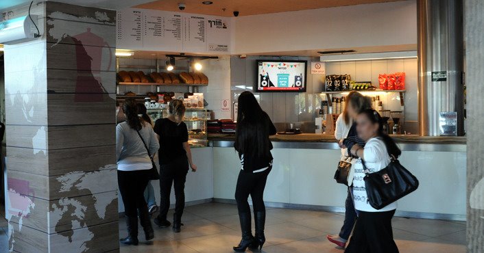 לא שילם ולא המתין בתור. דרש קפה בחינם מהעובדות. צילום אתר ארומה