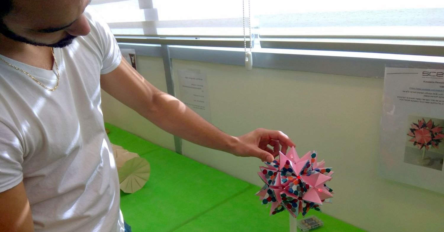 נורת הפרח של אדיר דהן ומיכל לזרב. צילום: יחצ