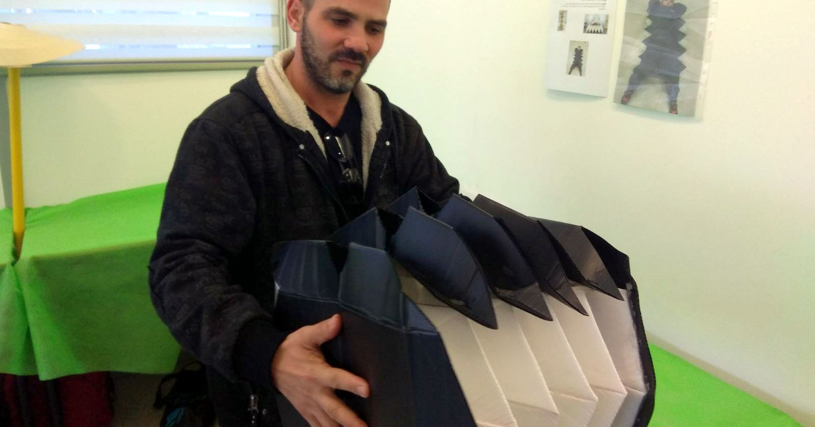 ארן אבגי עם המיטה המתקפלת. צילום: יחצ