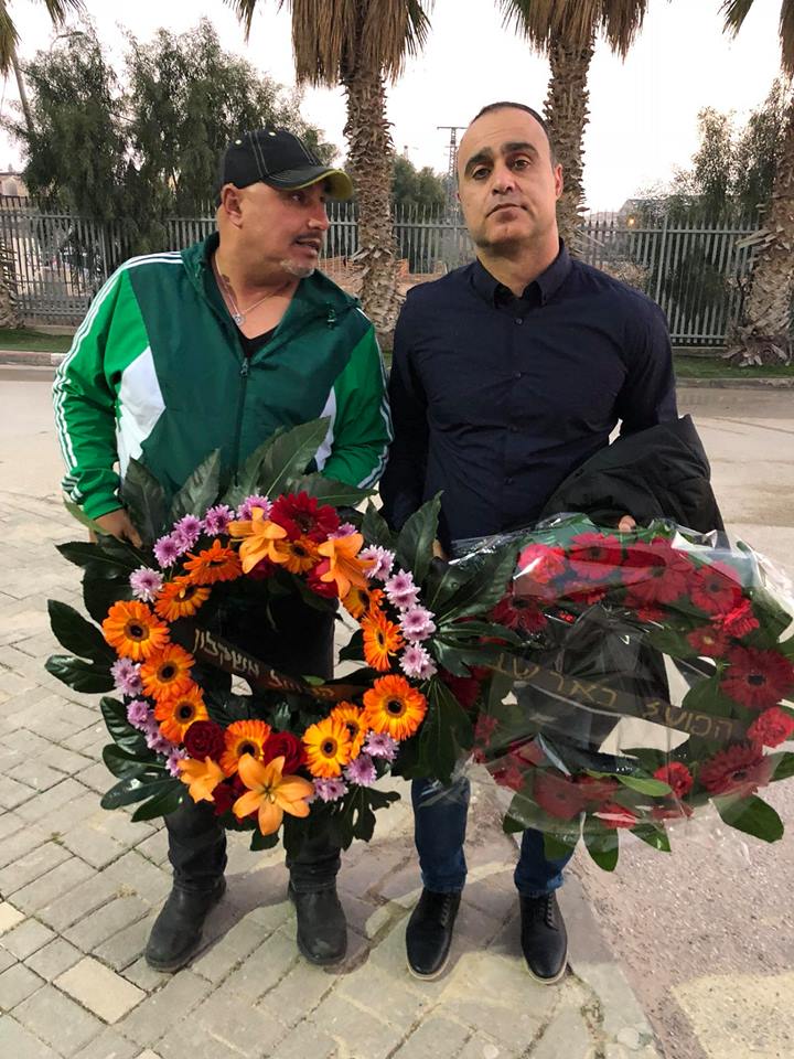 בלוויה של מאיר צרפתי ששיחק בהפועל אשקלון, אסי רחמים ולאלו אנקה עם הזרים שיונחו על קברו. צילום באדיבות אשקלונט