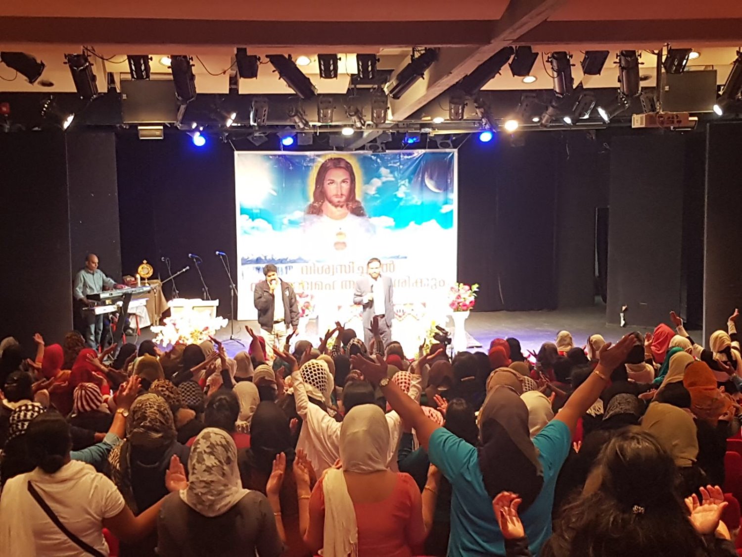 הודים מתפללים בגודמן