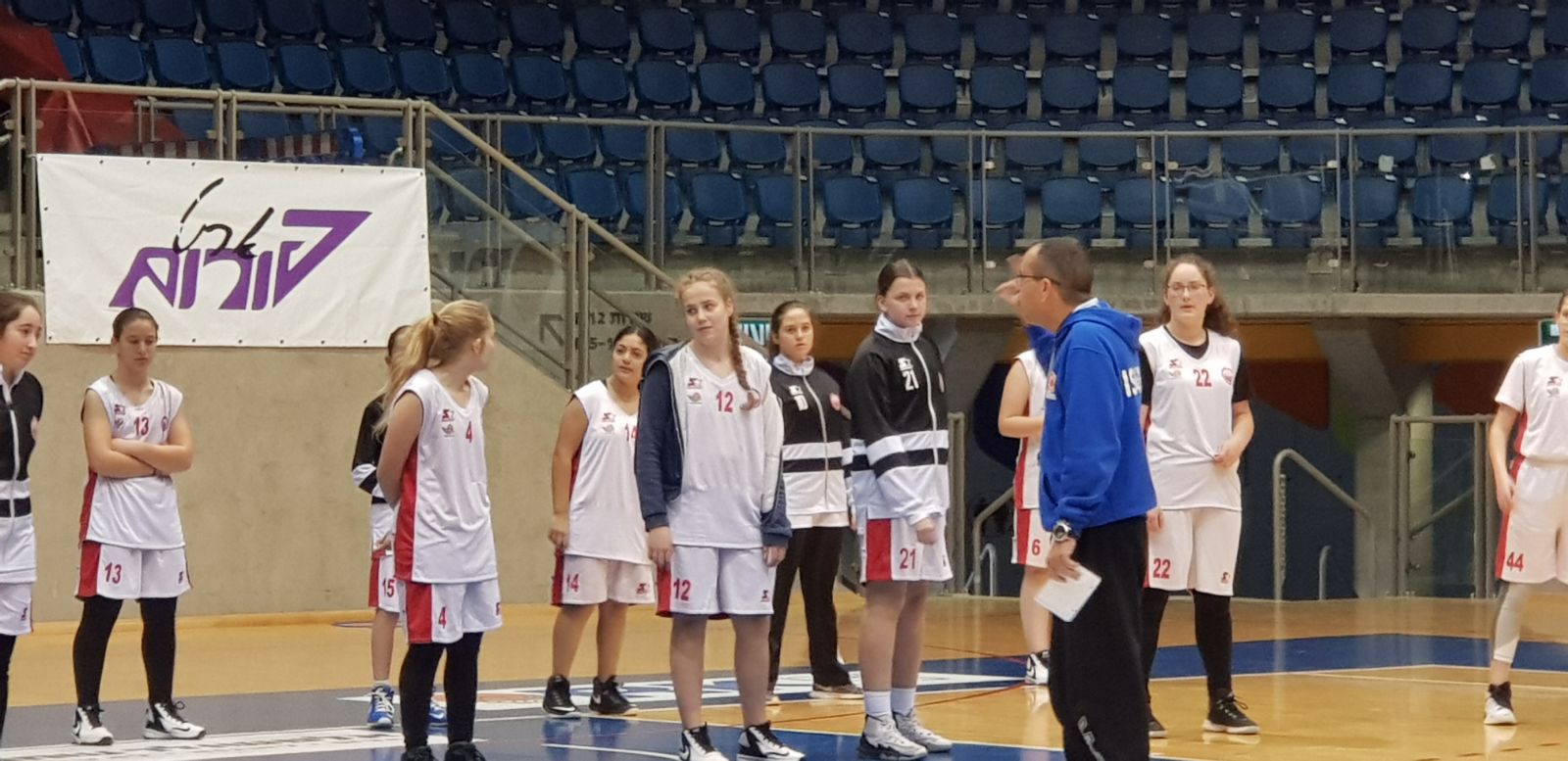 טל נתן ונערות הפועל באר שבע. צילום באדיבות איגוד הכדורסל