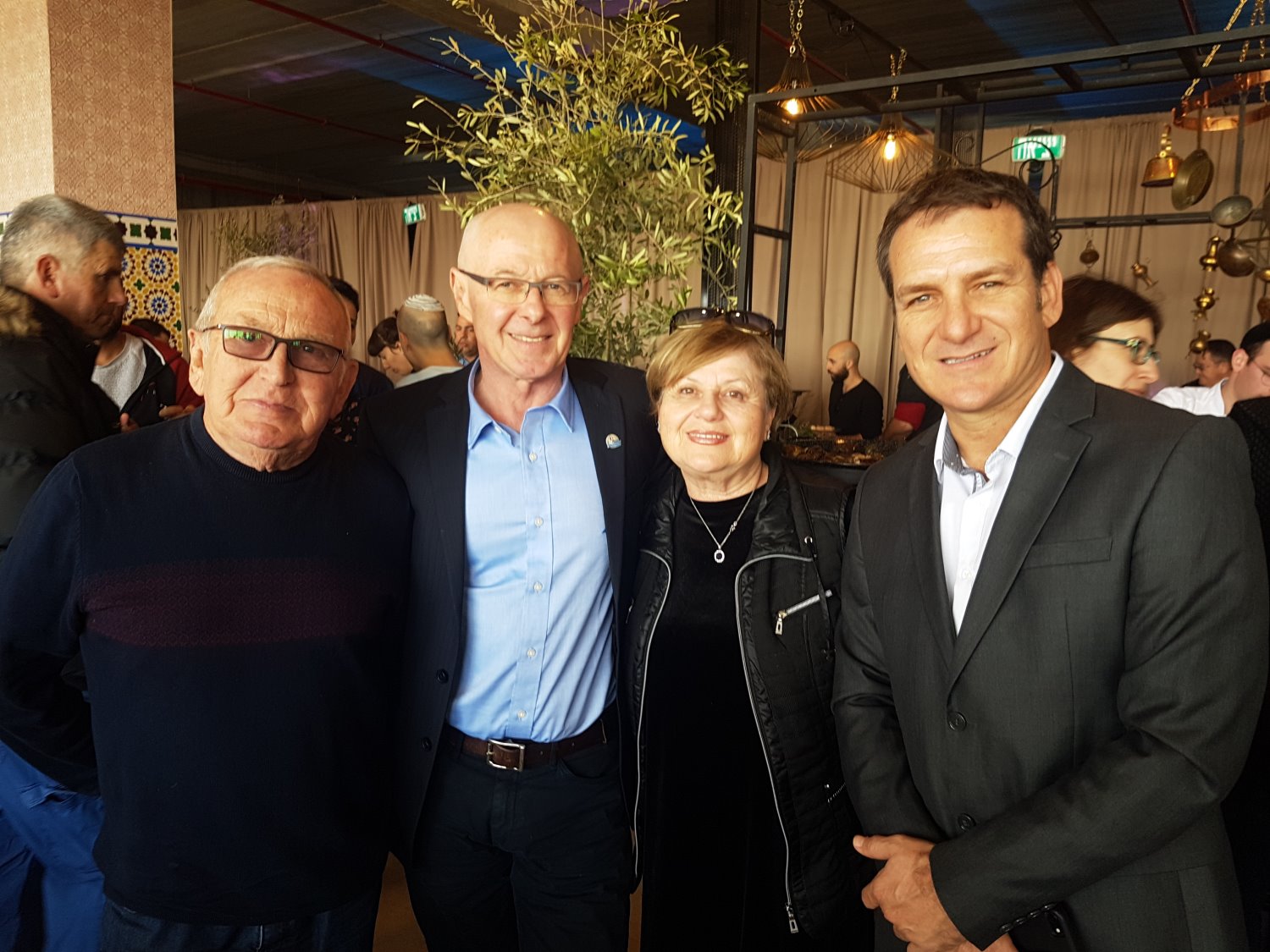 בצילום: דני קושמרו והוריו- קורינה ואדריאן עם דובר האוניברסיטה, אמיר רוזנבליט