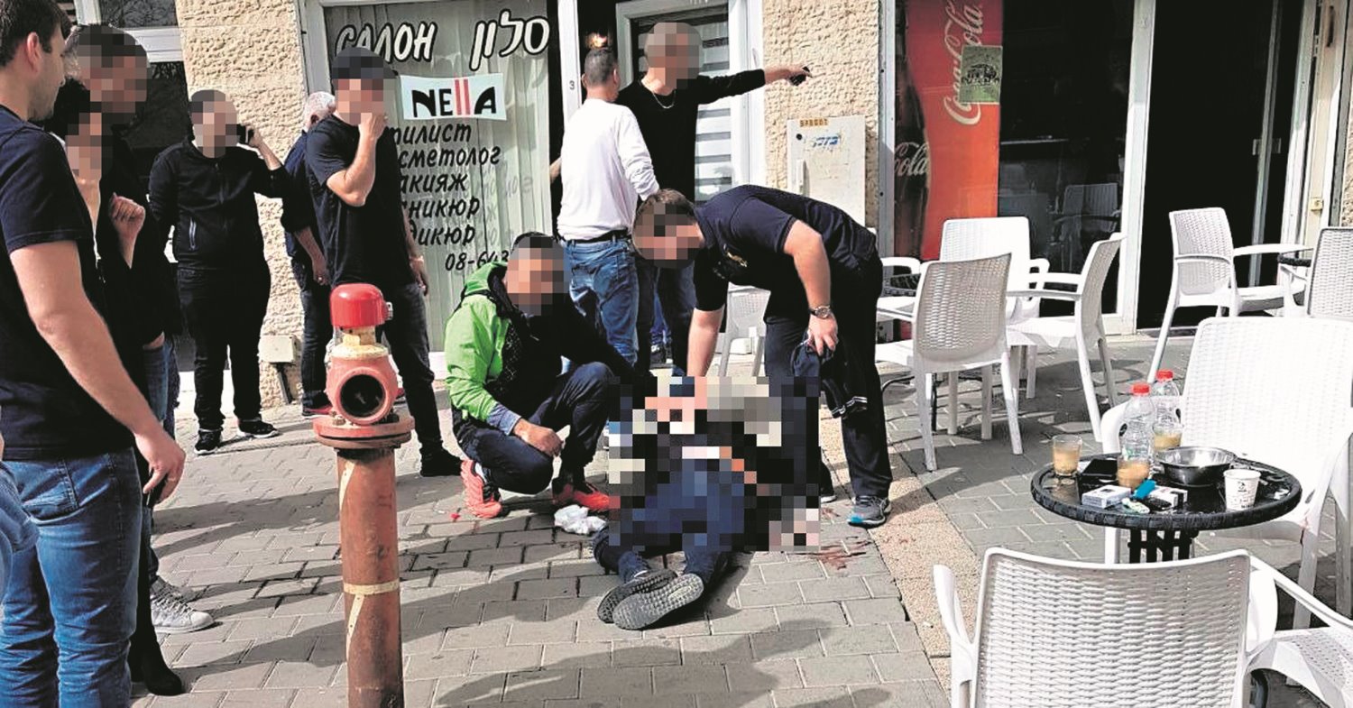 הפצוע בירי מקבל טיפול רפואי בשטח. צילום: תיעוד מבצעי מד"א