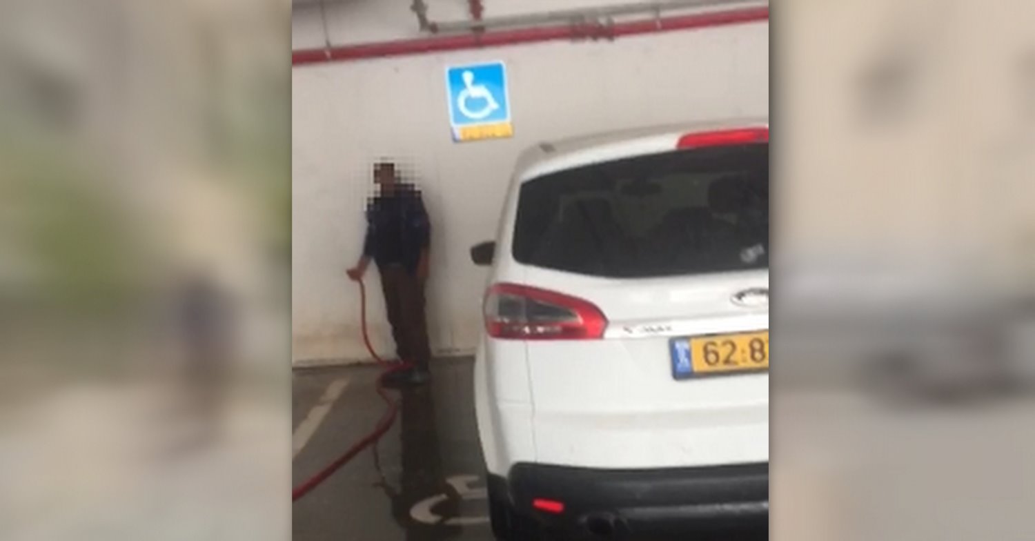 אב בית נוסף תועד שוטף את רכבו של אחד הבכירים בביה"ס