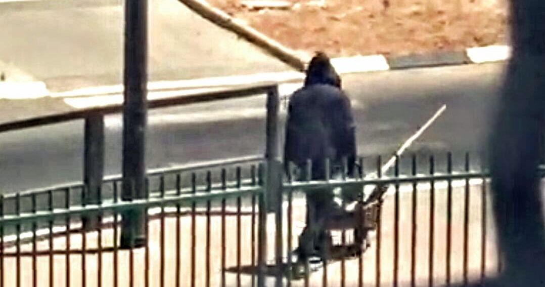 אב הבית תועד כשהוא מבצע עבודות גינון בבניין סמוך לבית הספר. צילום באר שבע נט