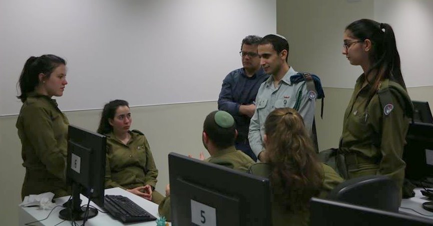 חניכי בסמ"ח לצד פרופ' ליאור רוקח במהלך ההאקתון | צילום: יח"צ