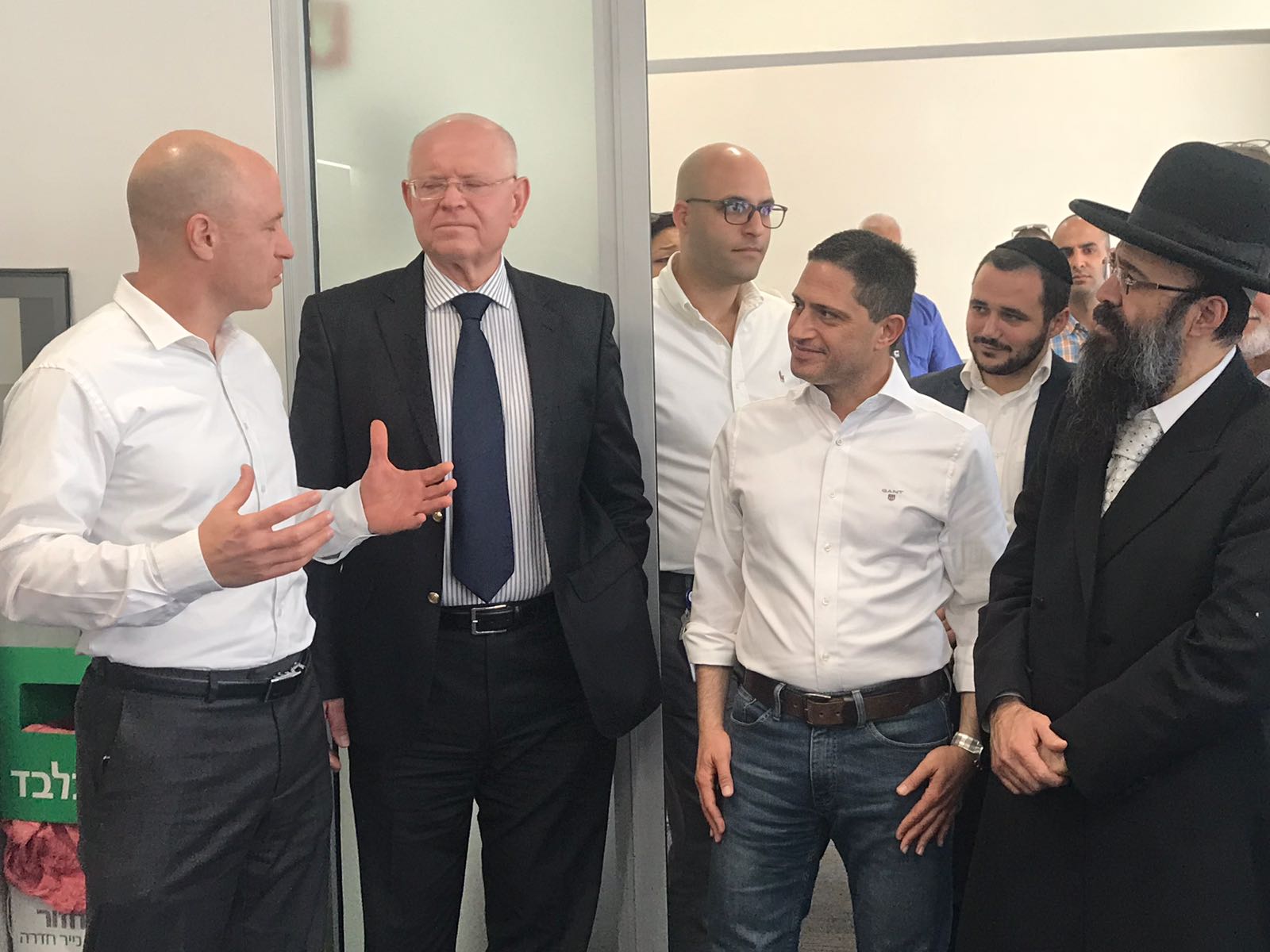 קביעת מזוזה של המרכז החדש של כלל ביטוח בבאר שבע. צילום: צבי תקשורת