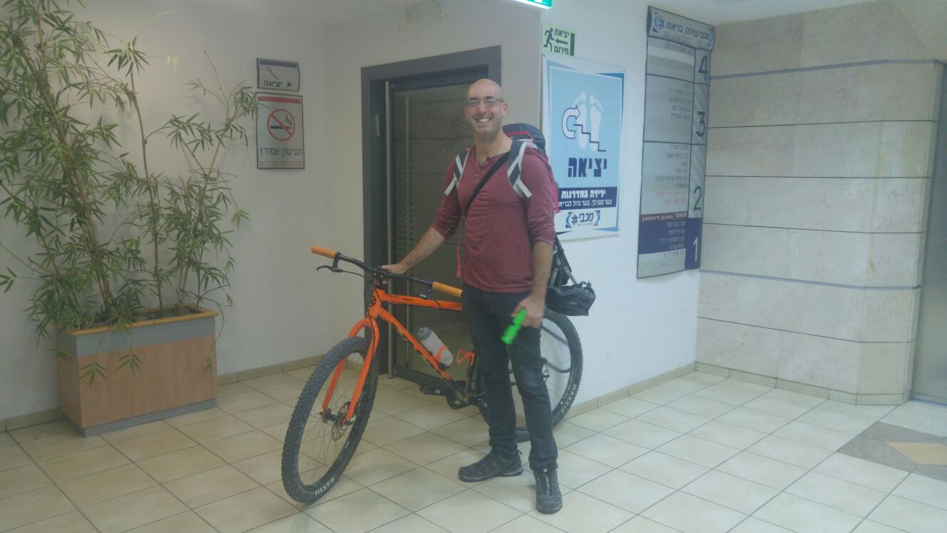 צביקה והאופניים. צילום באדיבות מכבי שירותי בריאות