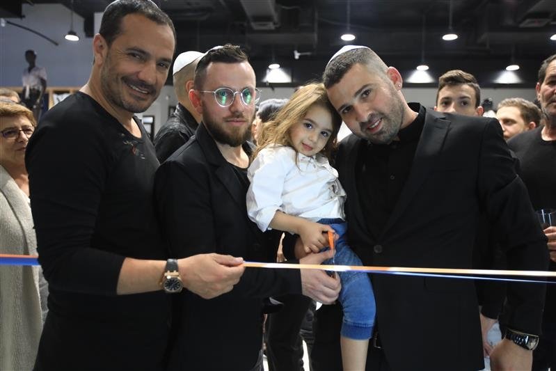 בעלי הרשת אלכסנדרו ארצ'רה ומשה בוחבוט יחד עם בתו של איש העסקים גוזרים את הסרט. צילום: מיכה בננו