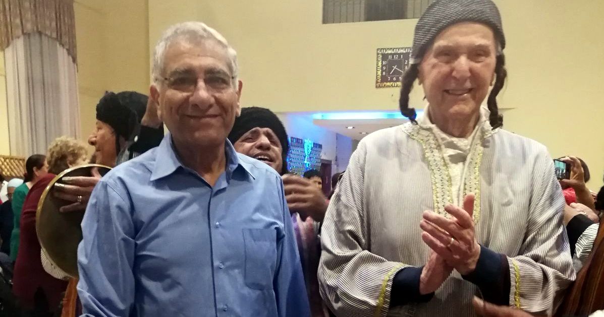 אלג'ין לונג רוקד בבגדים תימנים עם יגאל בן שלום המארח