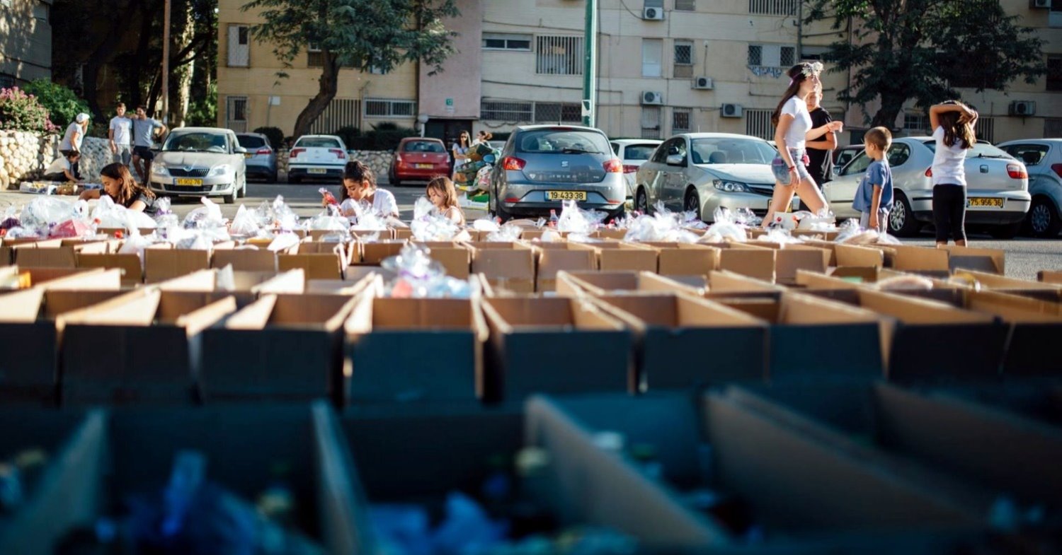 היעד: 200 חבילות מצות. צילום באדיבות סטודיו ליצ'י