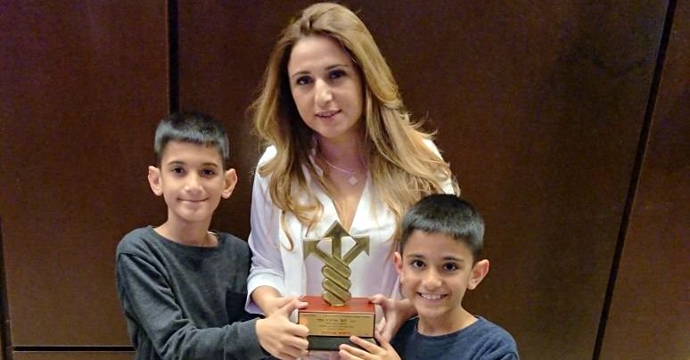 אילנית בקר עם שני בניה נהוראי ושליו. צילום יחצ