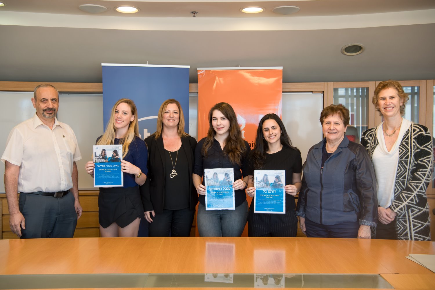 מימין לשמאל: מריאנה וקסמן, פרופ' מיכל שפירא, רותם גל, ענבל רושנסקי, מיכל חובב, מאיה בכלר-ספיישר, פרופ' אברהם לוי | צילום: דני מכליס