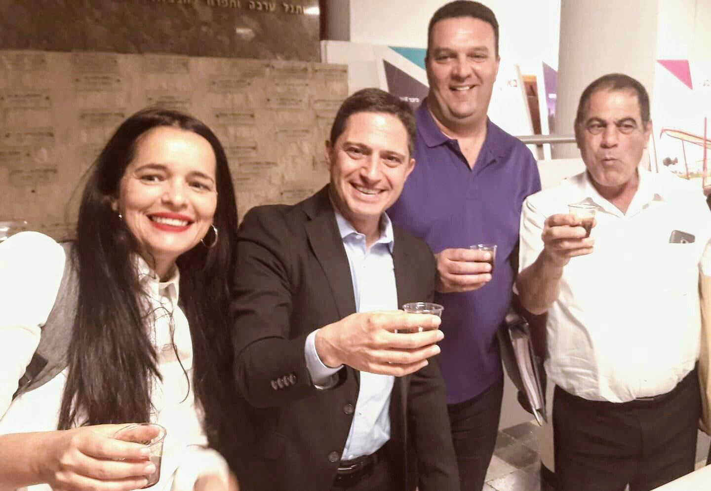 בעיריה הרימו כוסית ואיחלו אחד לשני חג שמח. צילום: באדיבות חברת המועצה יסמין פרידמן 