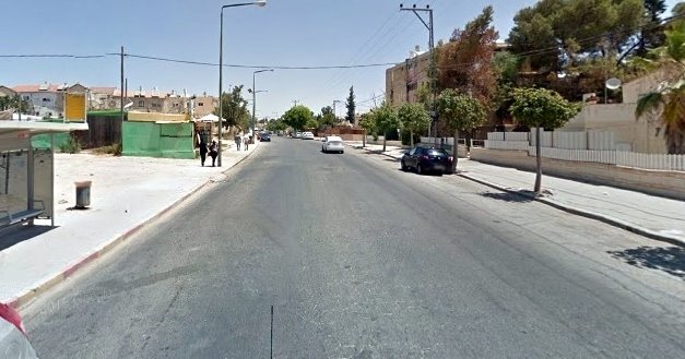 לאורך הרחוב הארוך אין מספיק מעברי חצייה. צילום גוגל מפס