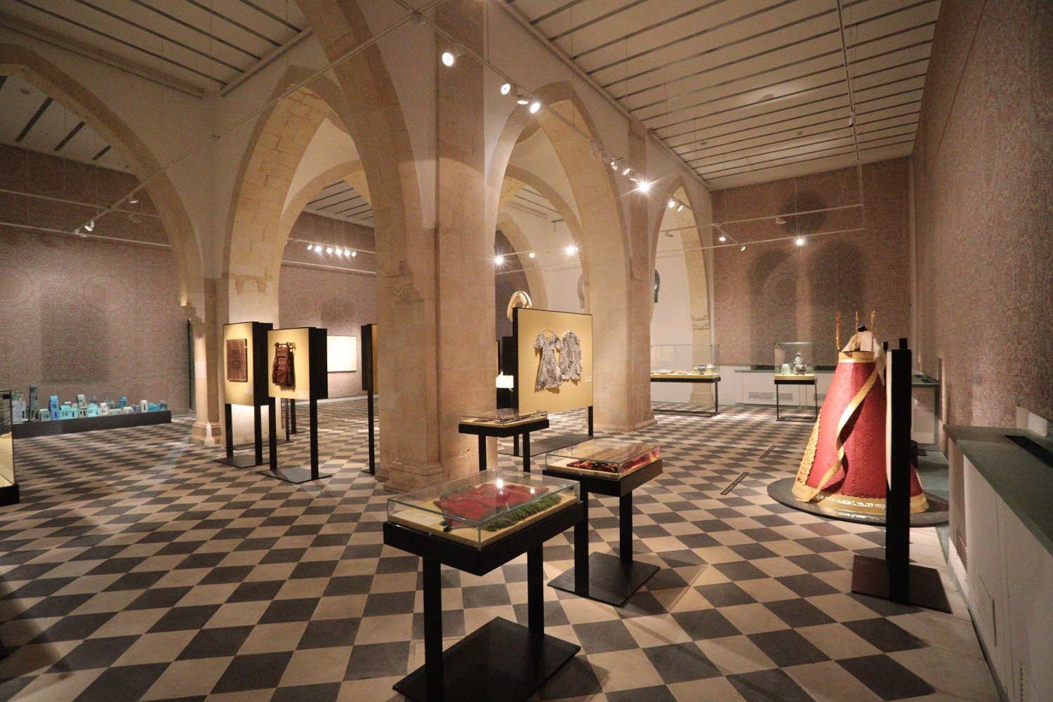 מתוך התערוכה בסוף מערב. צילום דלויה רפי