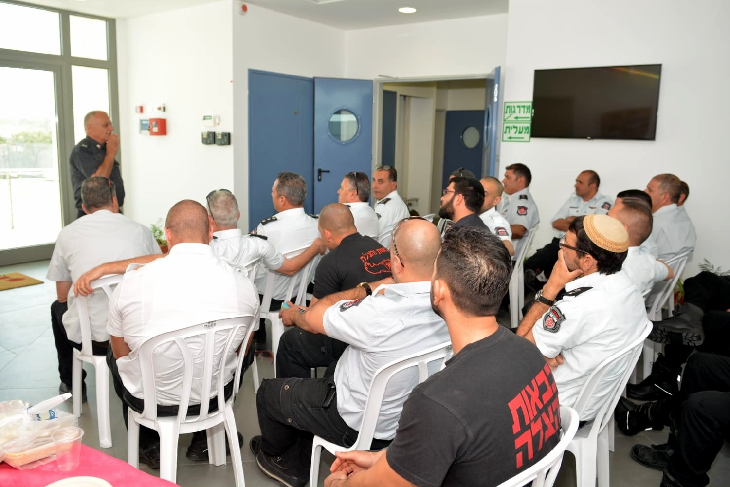 טפסר אבי פרץ וחבריו למערך הכבאות. צילום: דוברות כבאות והצלה דרום