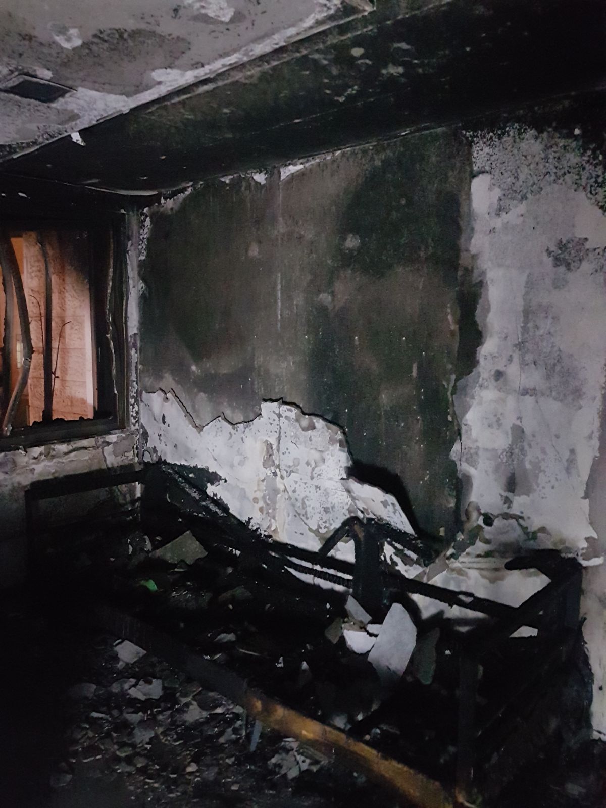 בעקבות השריפה הונחו דיירי הבניין להסתגר בדירות עד שטופלה. צילום: דוברות כיבוי והצלה