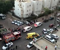 כוחות כיבוי פועלים במקום. צילום: אביחי לוי