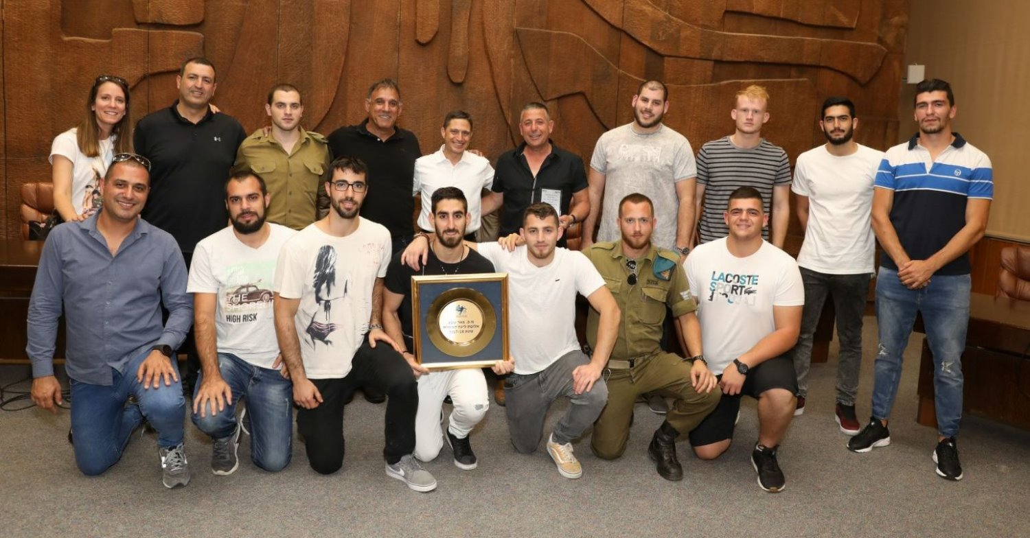 ראש העיר רוביק דנילוביץ' עם שחקני הקבוצה