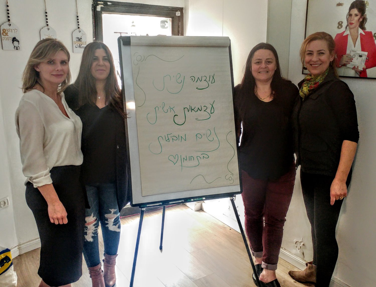 קובעות עובדות בשטח - משמאל לימין - קמילה קידר, רווית אזוט, רונה אלפסי ואליס פריאנטי. צילום - שרון טל