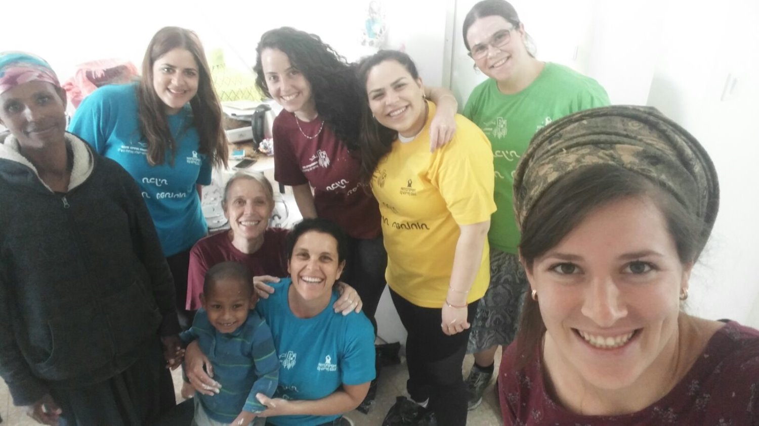 עובדות אוניברסיטת בן-גוריון בנגב וסטודנטיות מהמחלקה למעורבות חברתית במהלך פרויקט צביעת הדירות | צילום: יחסי ציבור