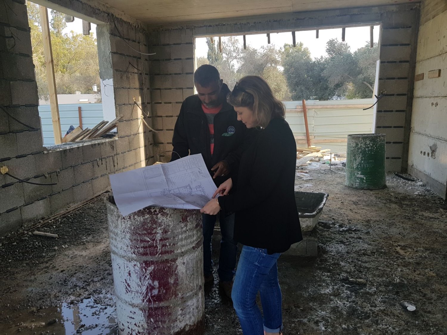 קמילה קידר - מורידה את העקבים, יורדת לשטח וקדימה לעבודה. צילום פרטי